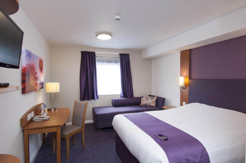 Premier Inn Ashford Central Exteriör bild