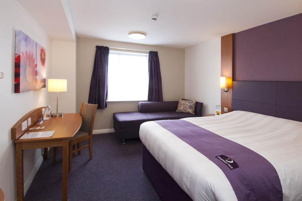 Premier Inn Ashford Central Rum bild