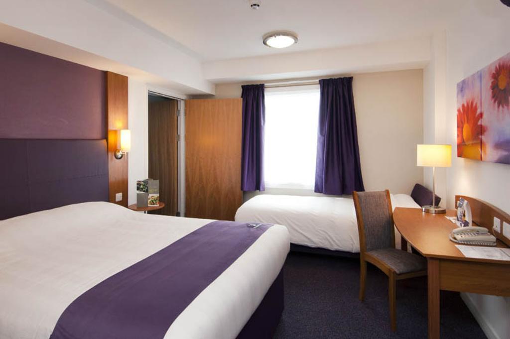 Premier Inn Ashford Central Rum bild